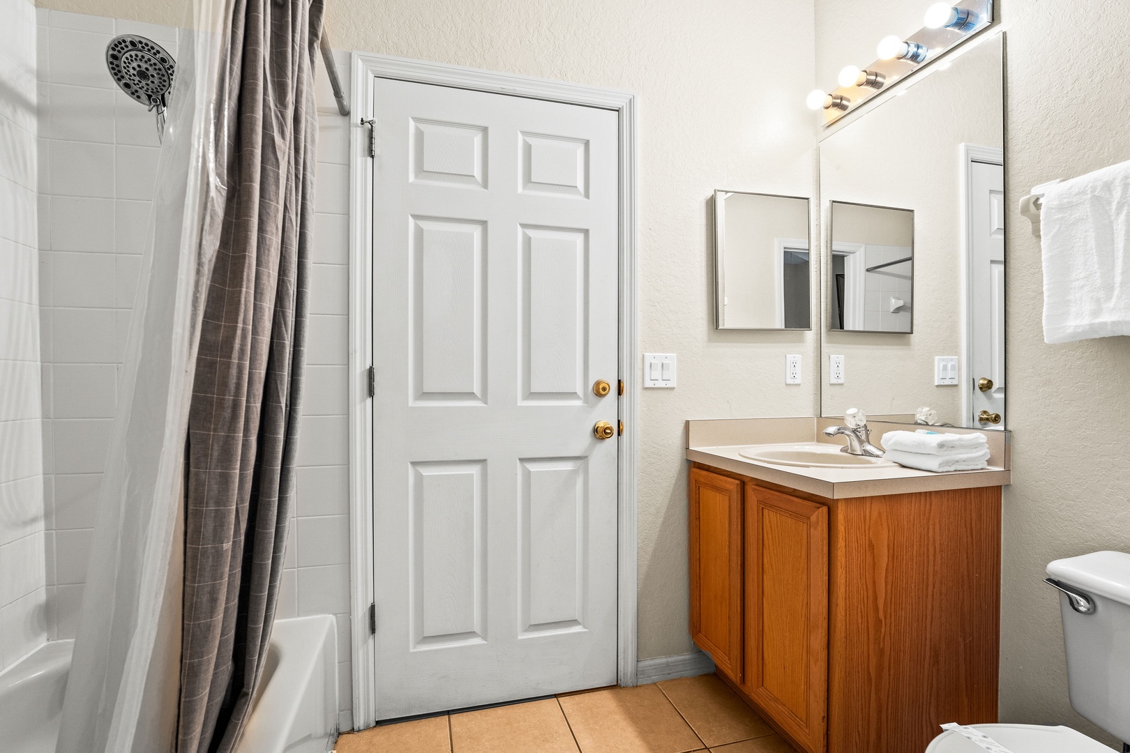 Ensuite bathroom with shared hall access, featuring a shower/tub combo