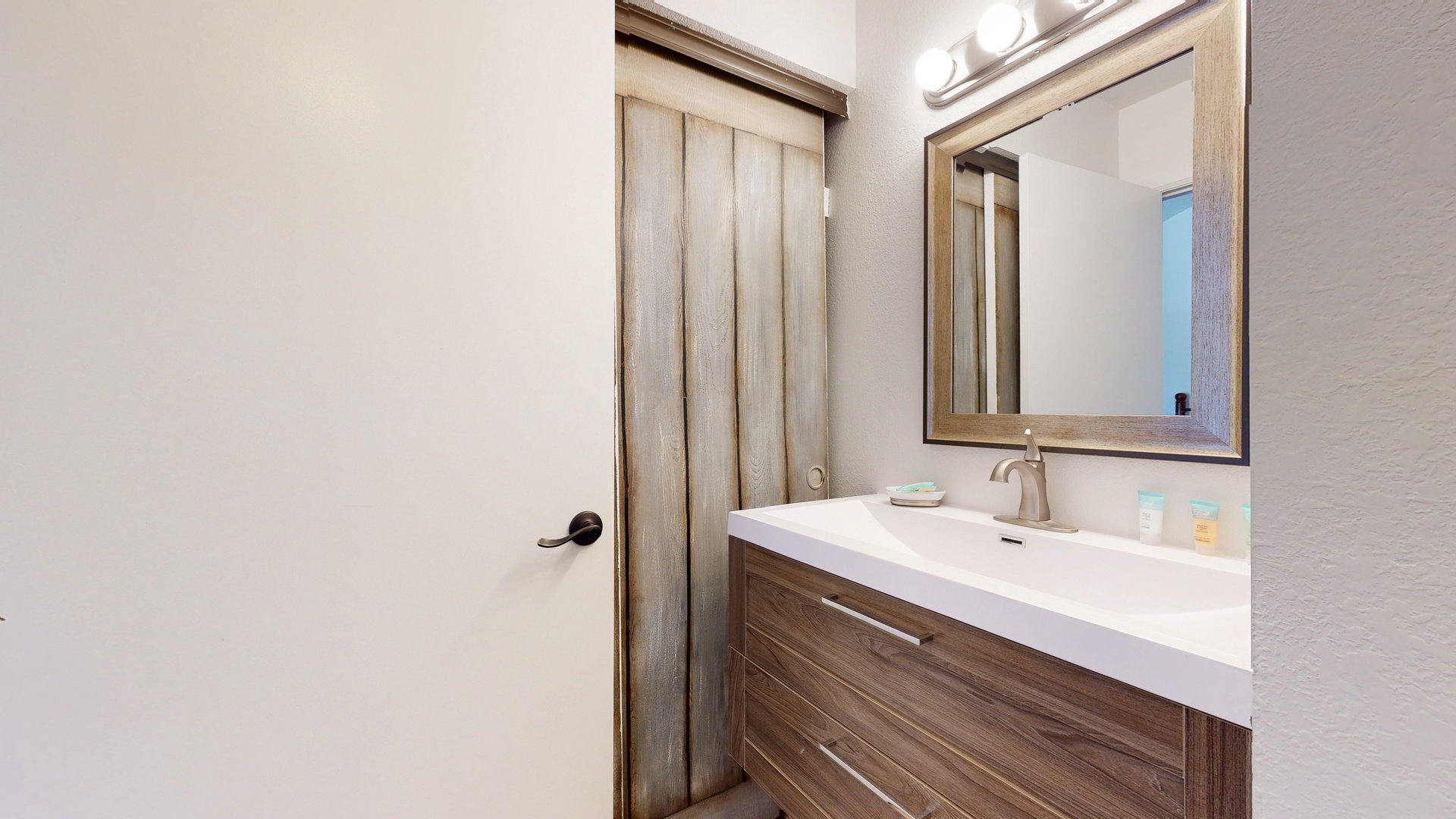 Bathroom 1 en-suite with shower/tub combo (1st floor)