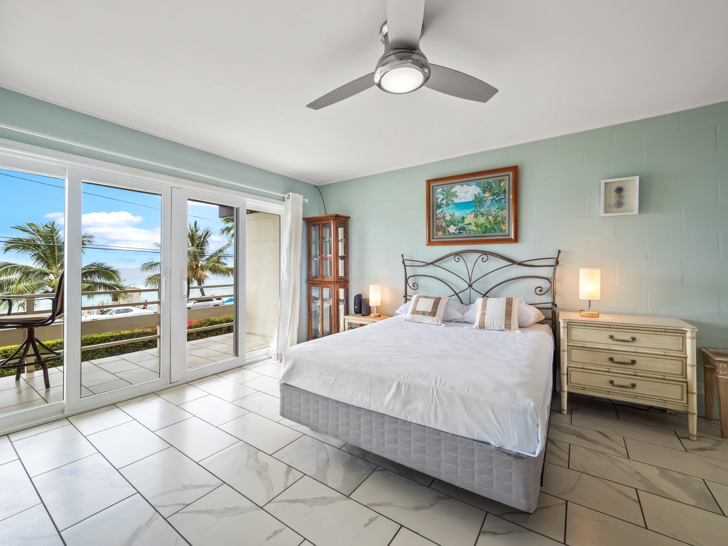 Studio apartment with stunning ocean view, lanai, and Smart TV