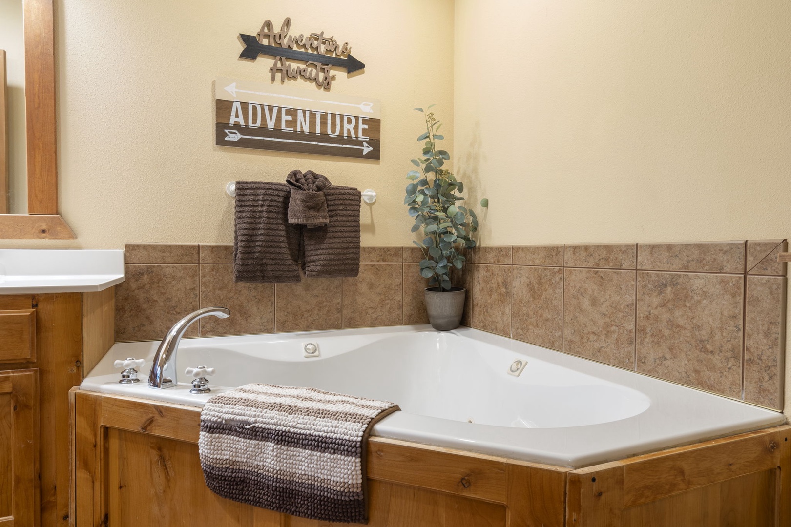 This king ensuite boasts a spacious vanity, glass shower, & luxurious jetted tub