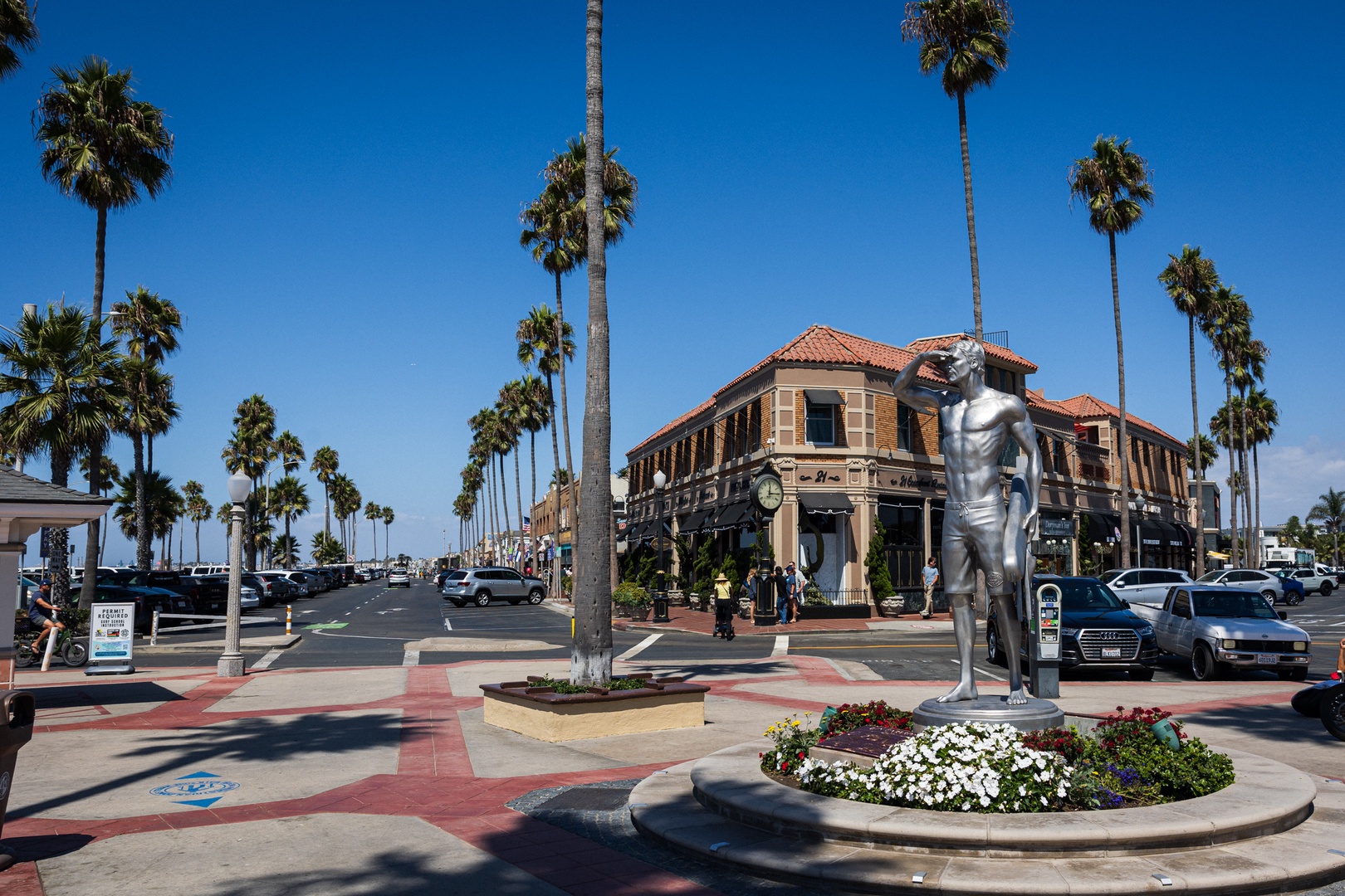 Newport Pier Carlson Statue