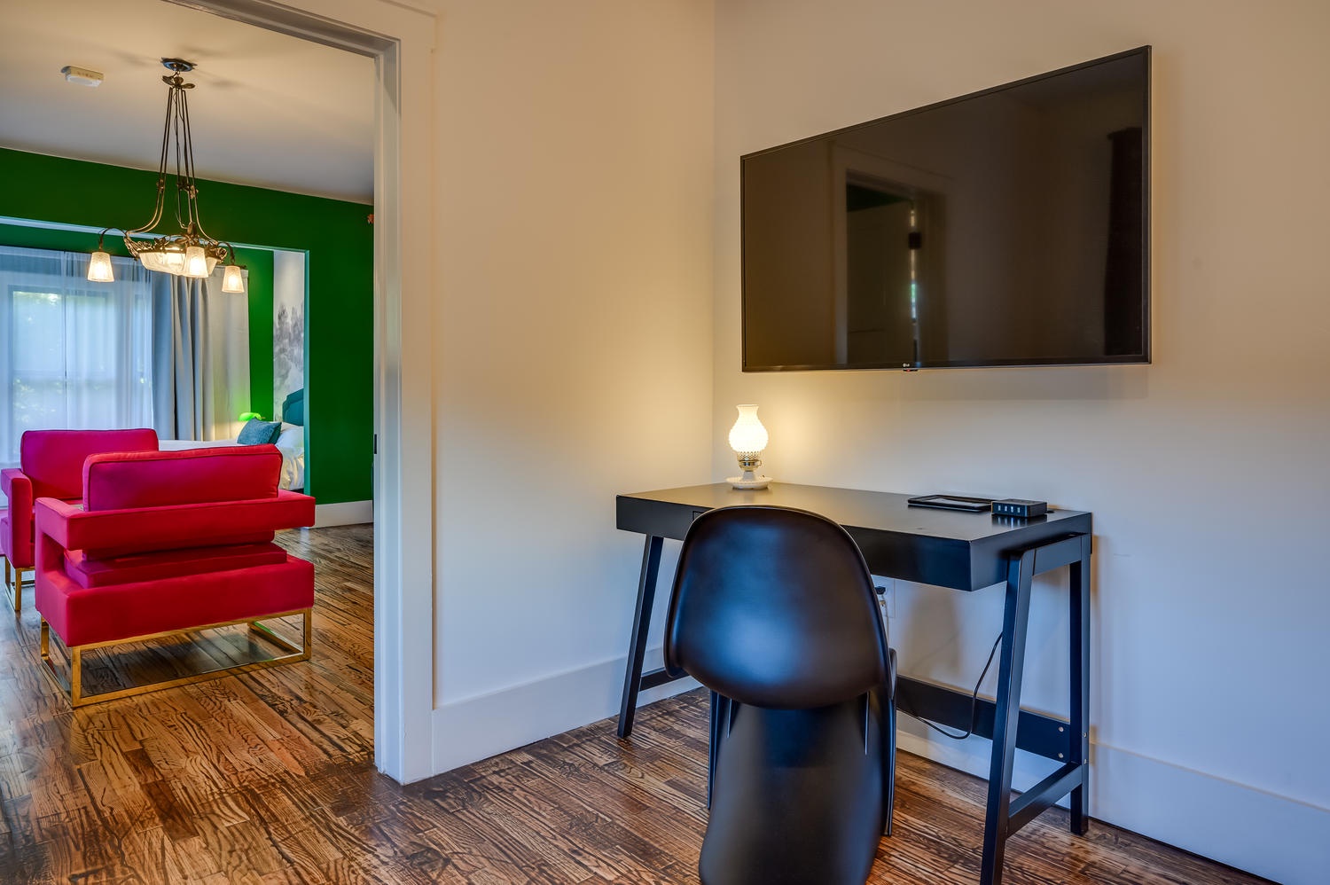 Suite 204 – The 2nd Floor Green Four-Poster Suite offers two Casper King Beds, 2 Smart TVs, and En Suite Bathroom