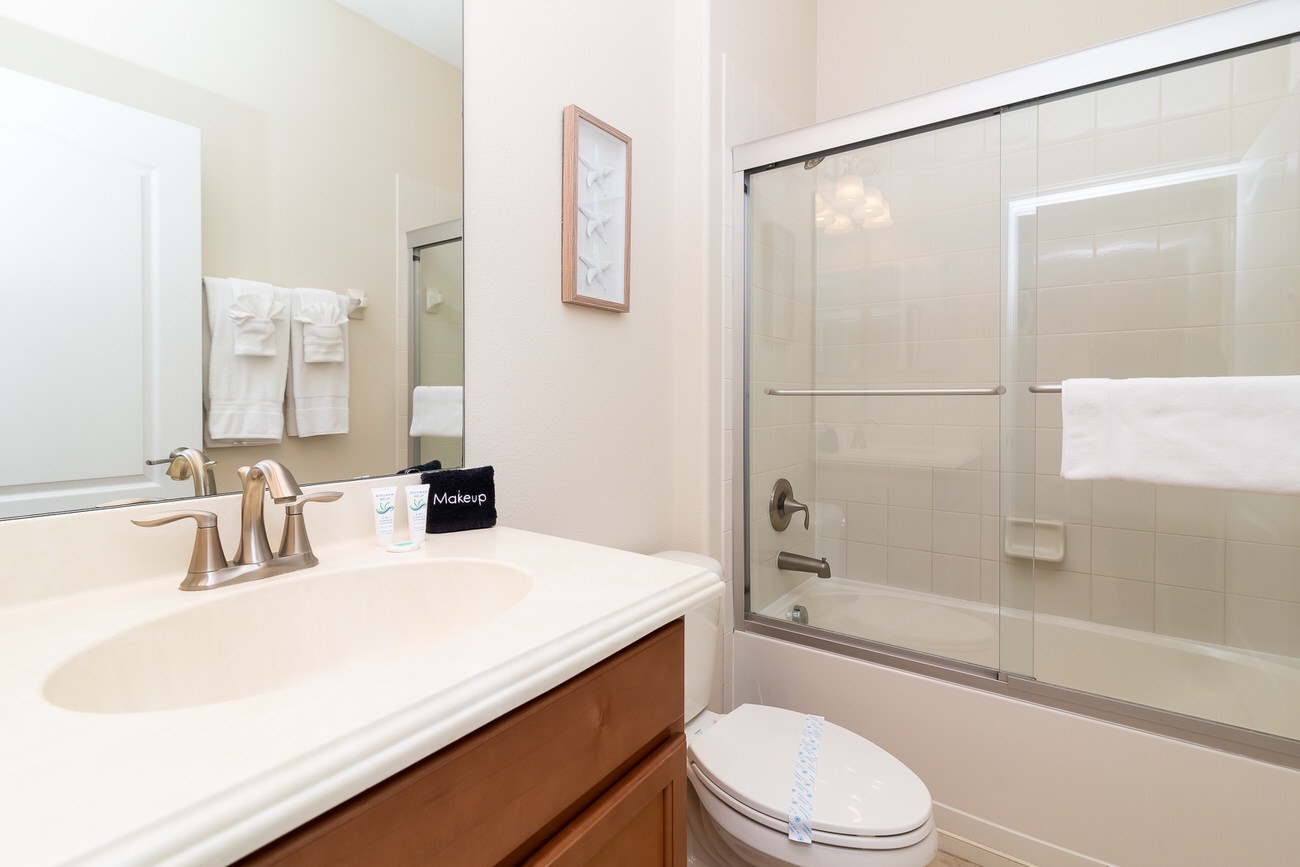 Shared bathroom with shower/tub combo (1st floor)