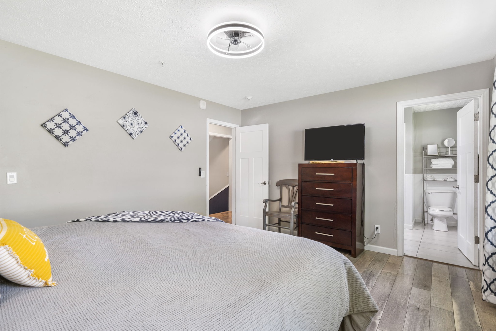 The spacious king suite includes a private en suite, Smart TV & ceiling fan