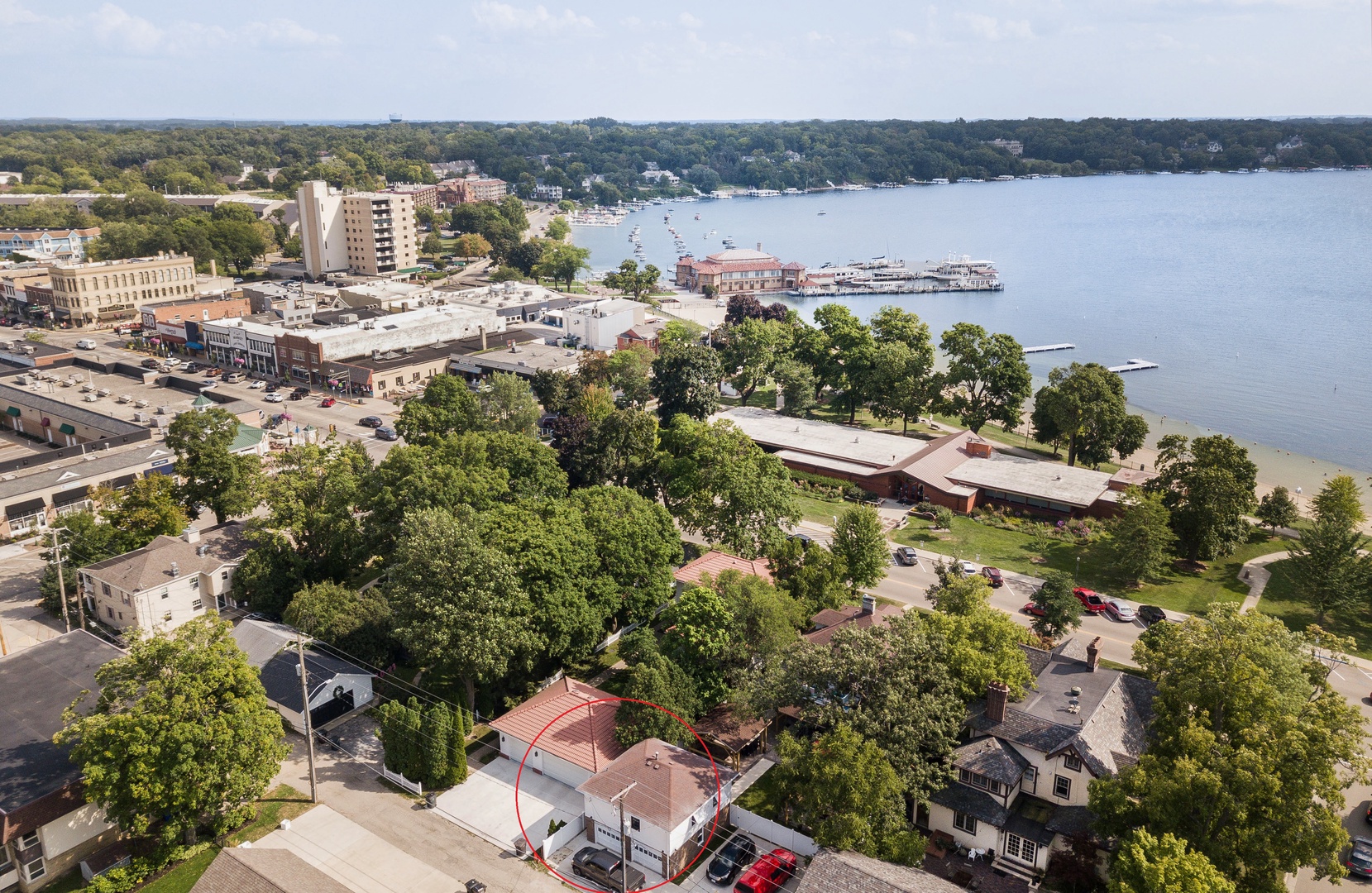 This cozy apartment is only a short distance away from gorgeous Geneva Bay