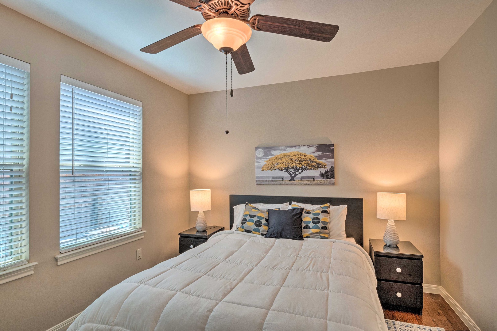 Bedroom 1 with Queen bed (Main floor)