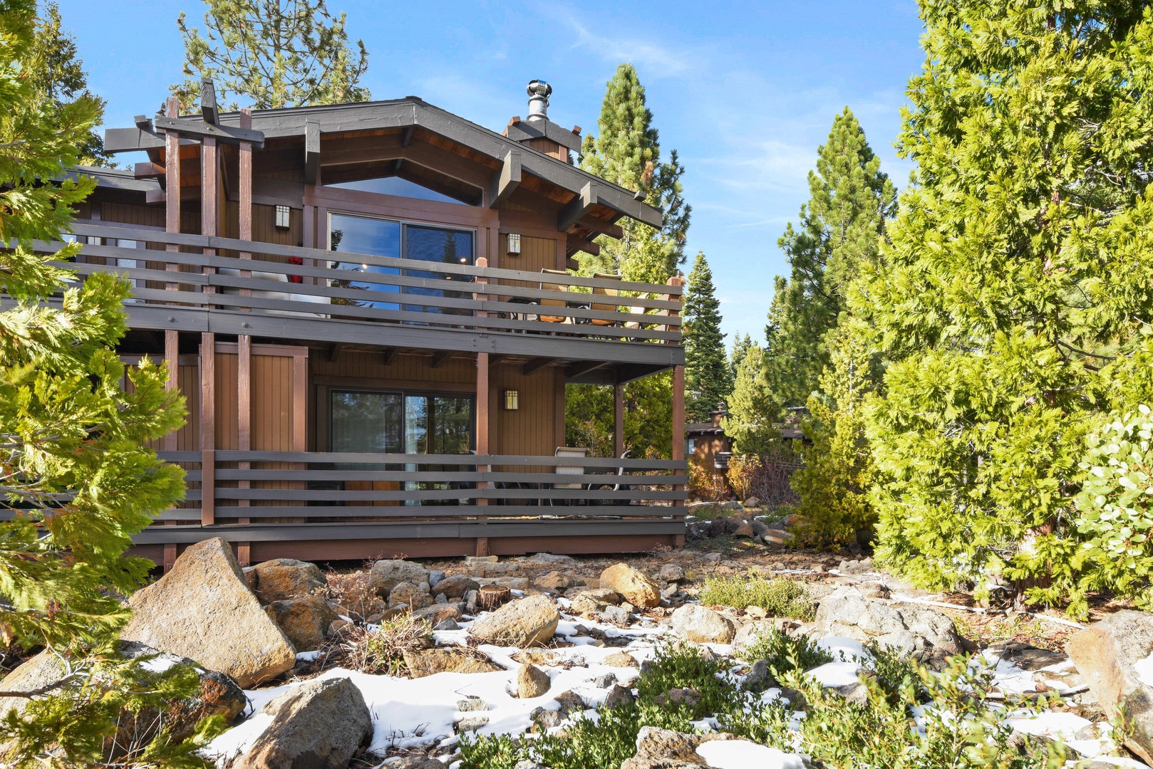 5 mins from Lake Forest Beach and Commons Beach, 15 min to Alpine Meadows/Olympic Valley