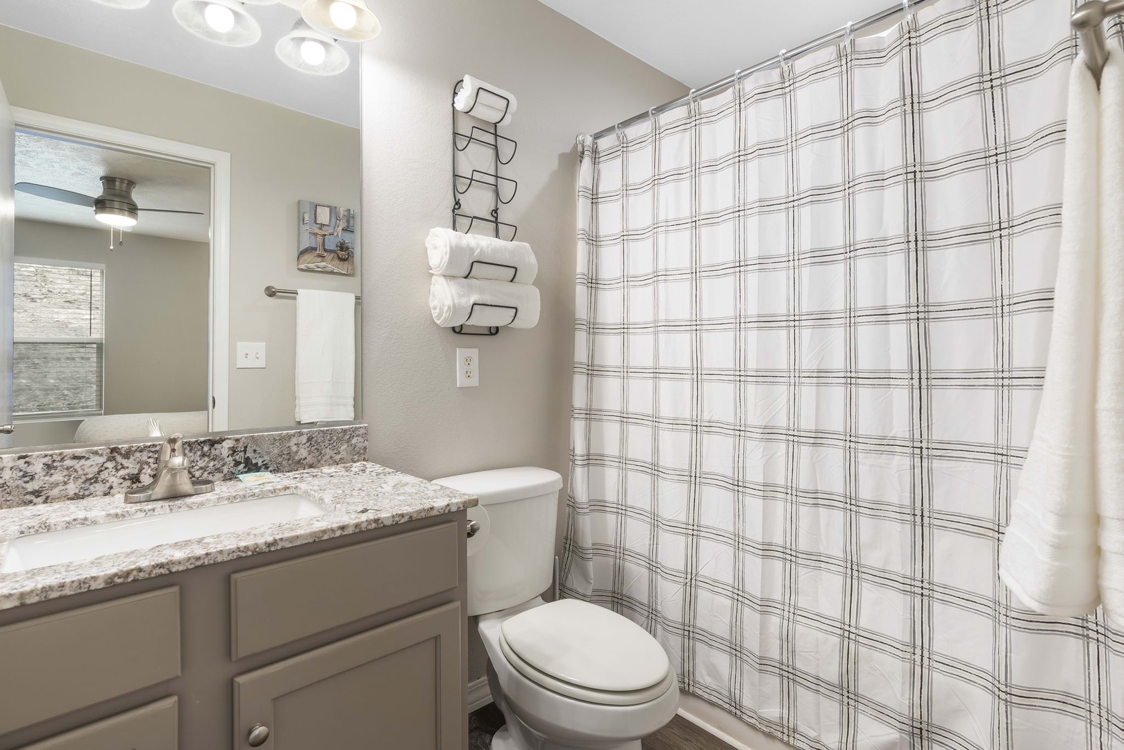 Bathroom 2 en-suite with shower/tub combo
