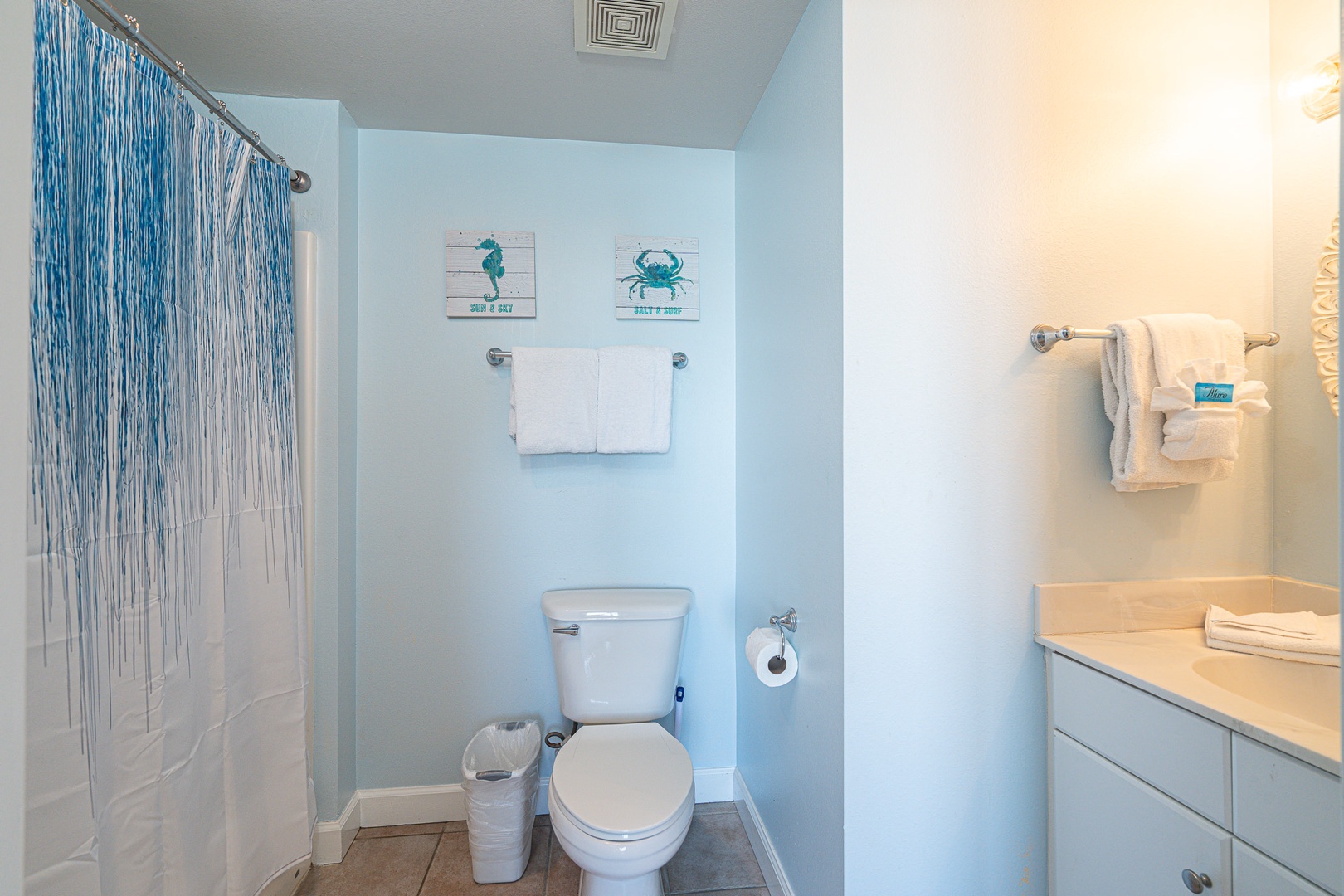 Bathroom 3 en-suite with shower/tub combo