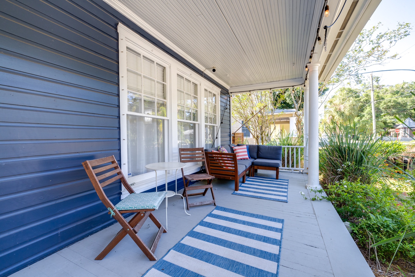 Front exterior entrance with outdoor seating