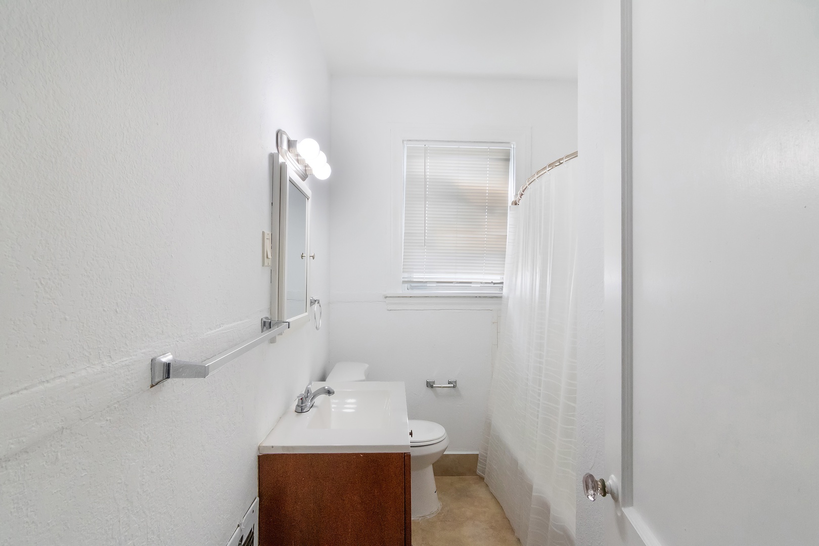 A comfortable Bathroom offering a Single Vanity and Shower/Tub Combo