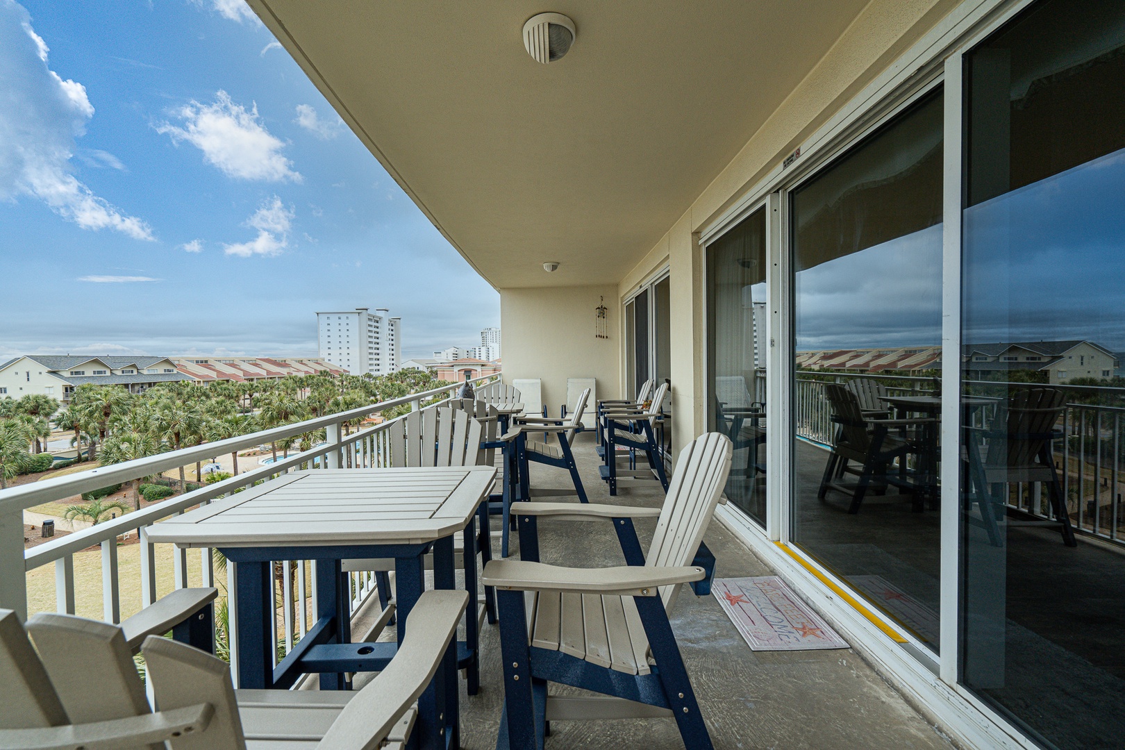 Step out onto the balcony to relax & dine with stunning water views