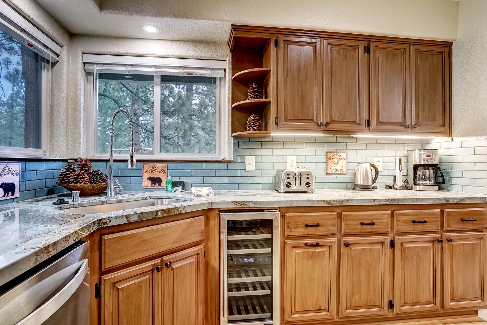 Full kitchen w/ drip coffee maker, toaster, blender, slow cooker, wine fridge, and more!
