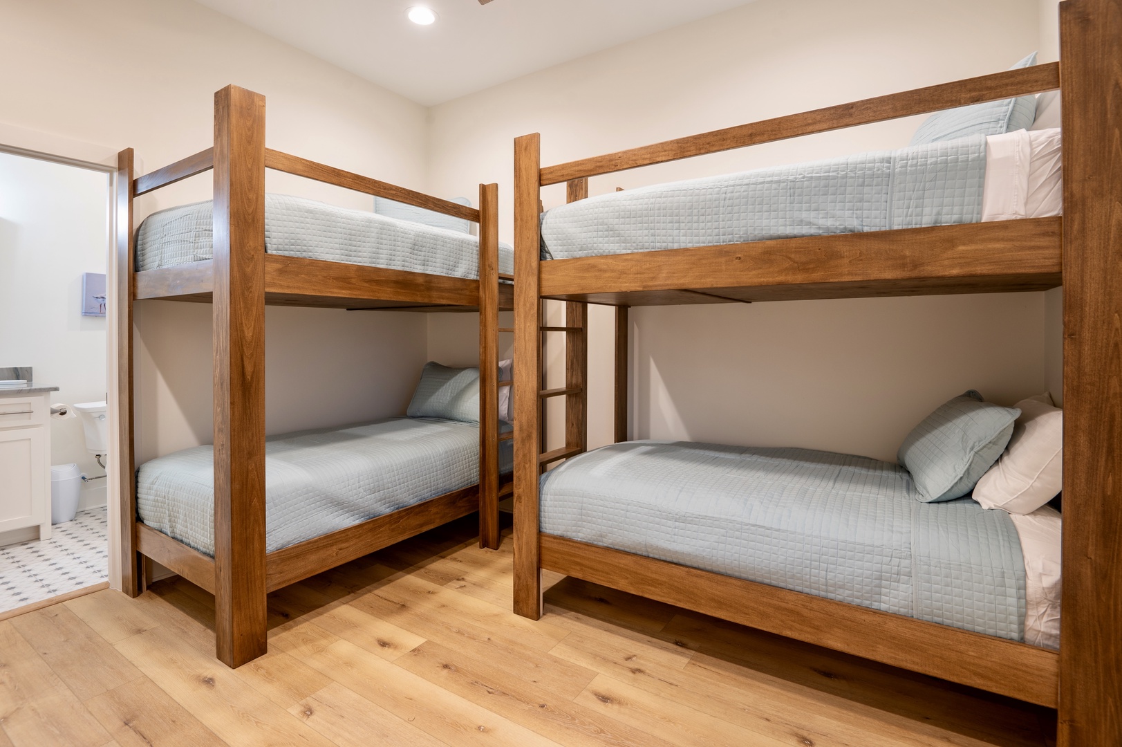 4th floor - Bedroom 6 with 2 Twin/Twin bunk beds, Smart TV, and en-suite