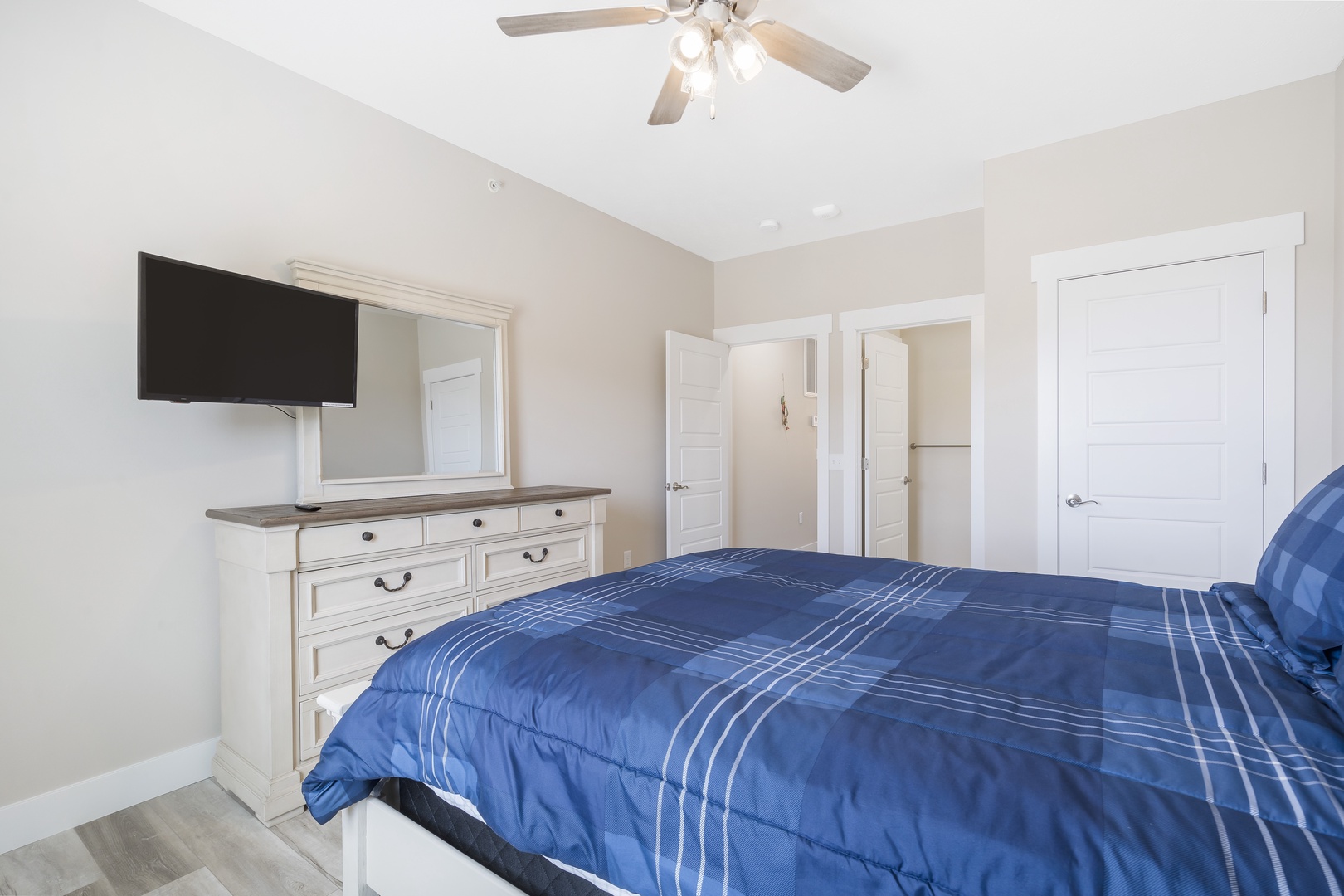 Bedroom 5 with Queen bed, Smart TV, and shared en-suite (Upper floor)