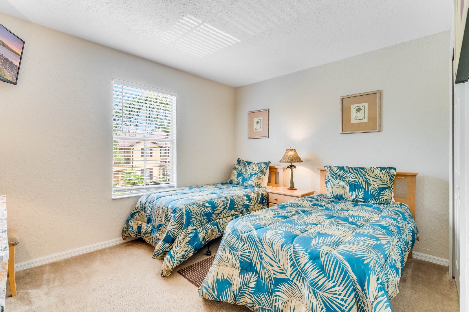 Sway with the palm trees in the 2nd floor double twin bedroom, with its own TV