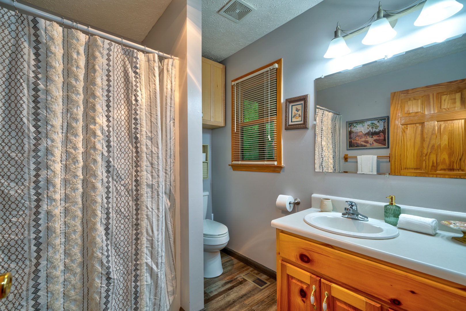 A single vanity & shower await in the king ensuite bath