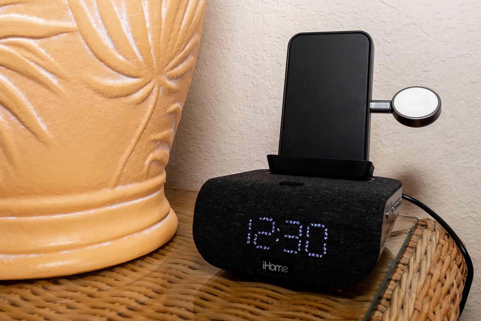 Wireless charger/clock
