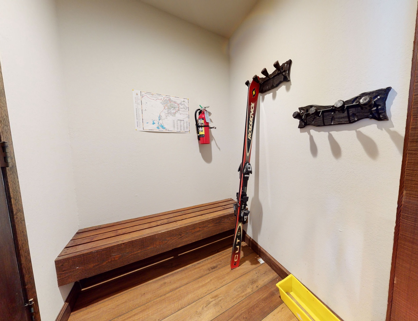 Foyer for storing skis, snowboards and boots!