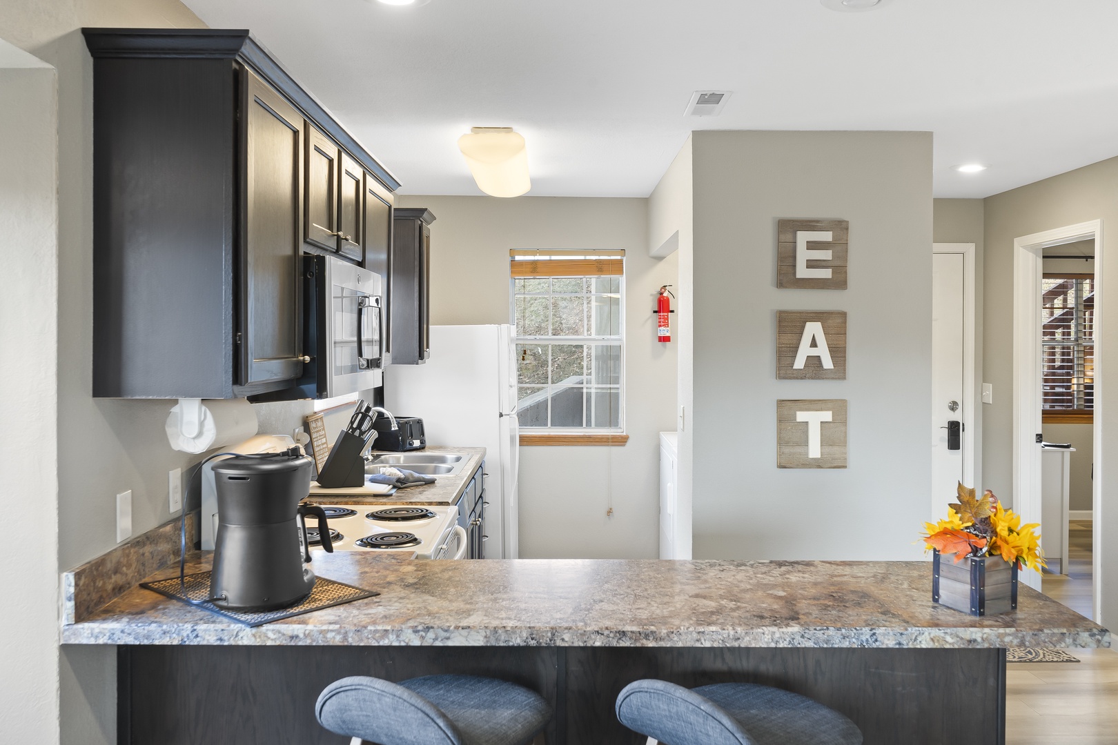 The cheerful kitchen offers ample space & all the comforts of home