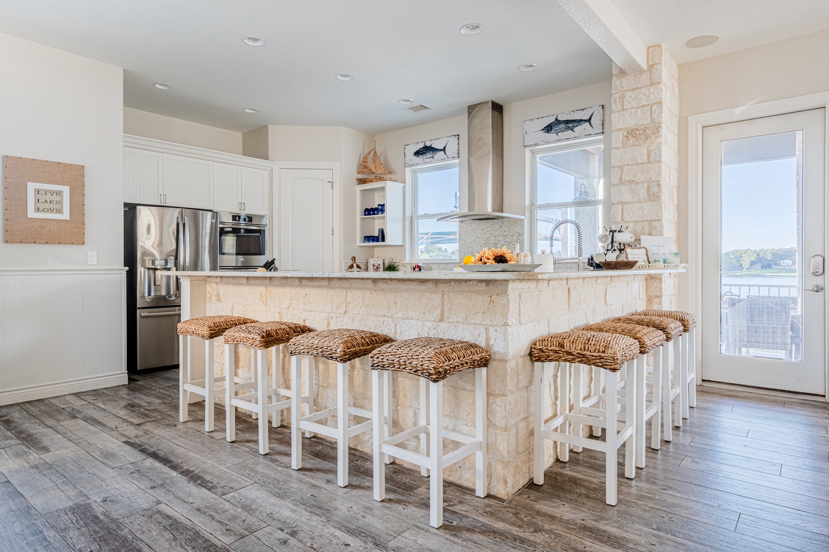 Endless seating possibilities along the counter