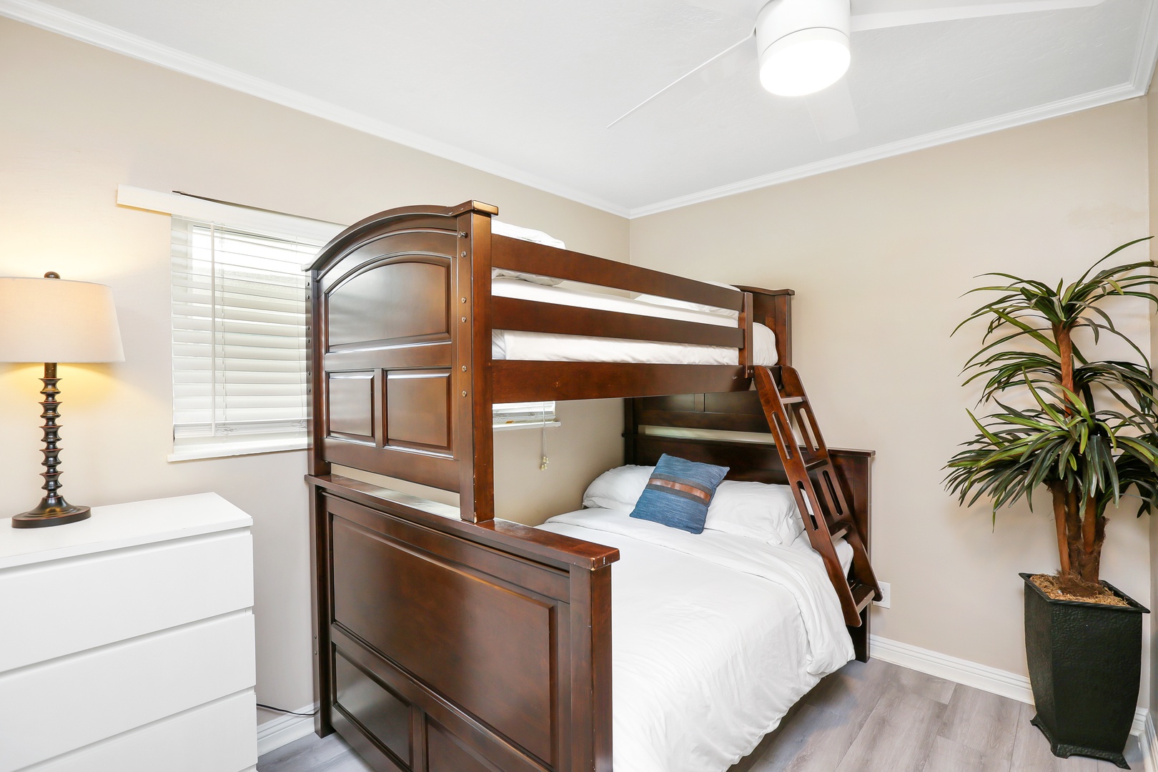 5th bedroom: Twin over Full bunkbed, great for the kids!