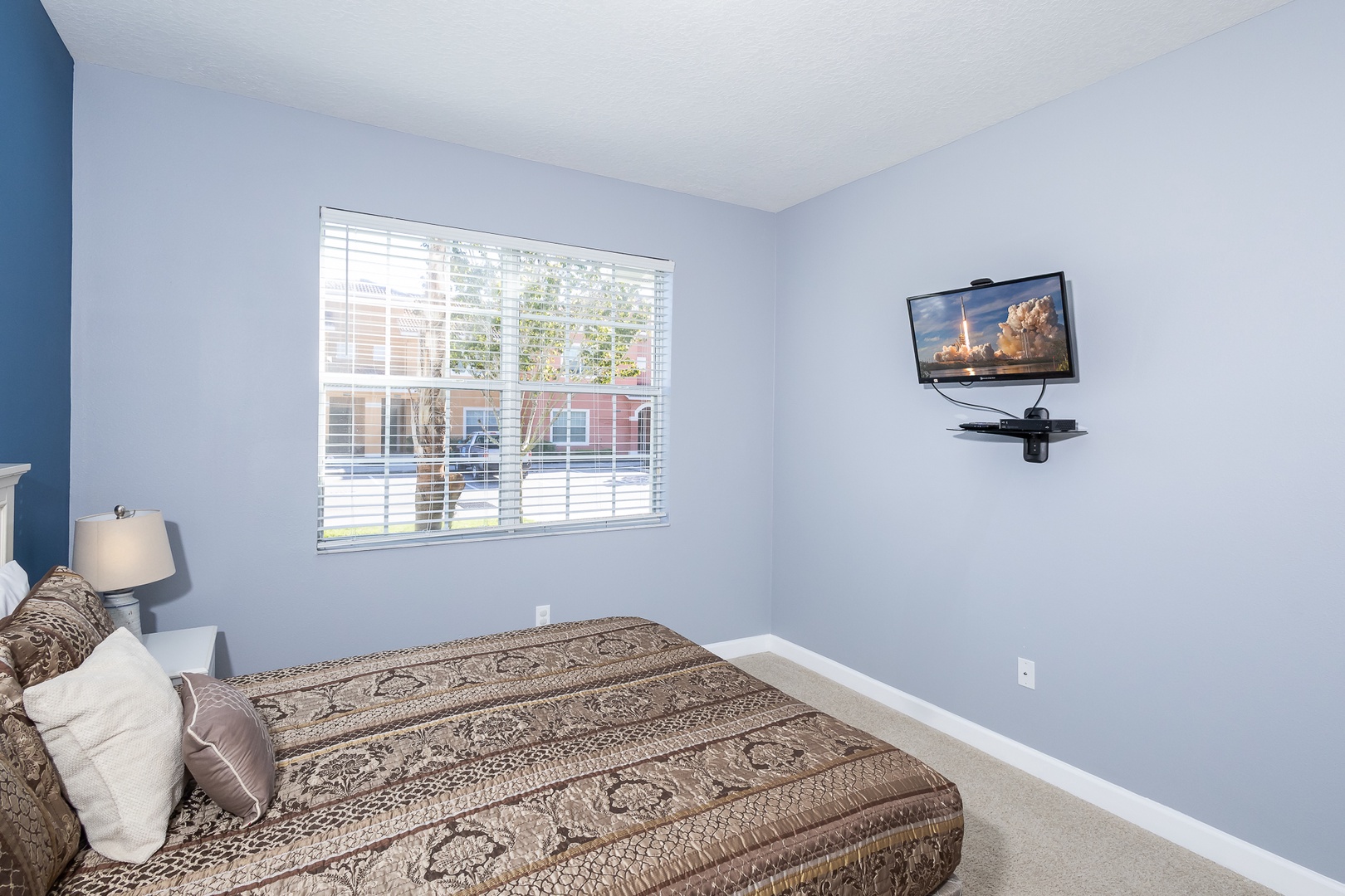 Lovely First Floor Queen Bedroom with Smart TV