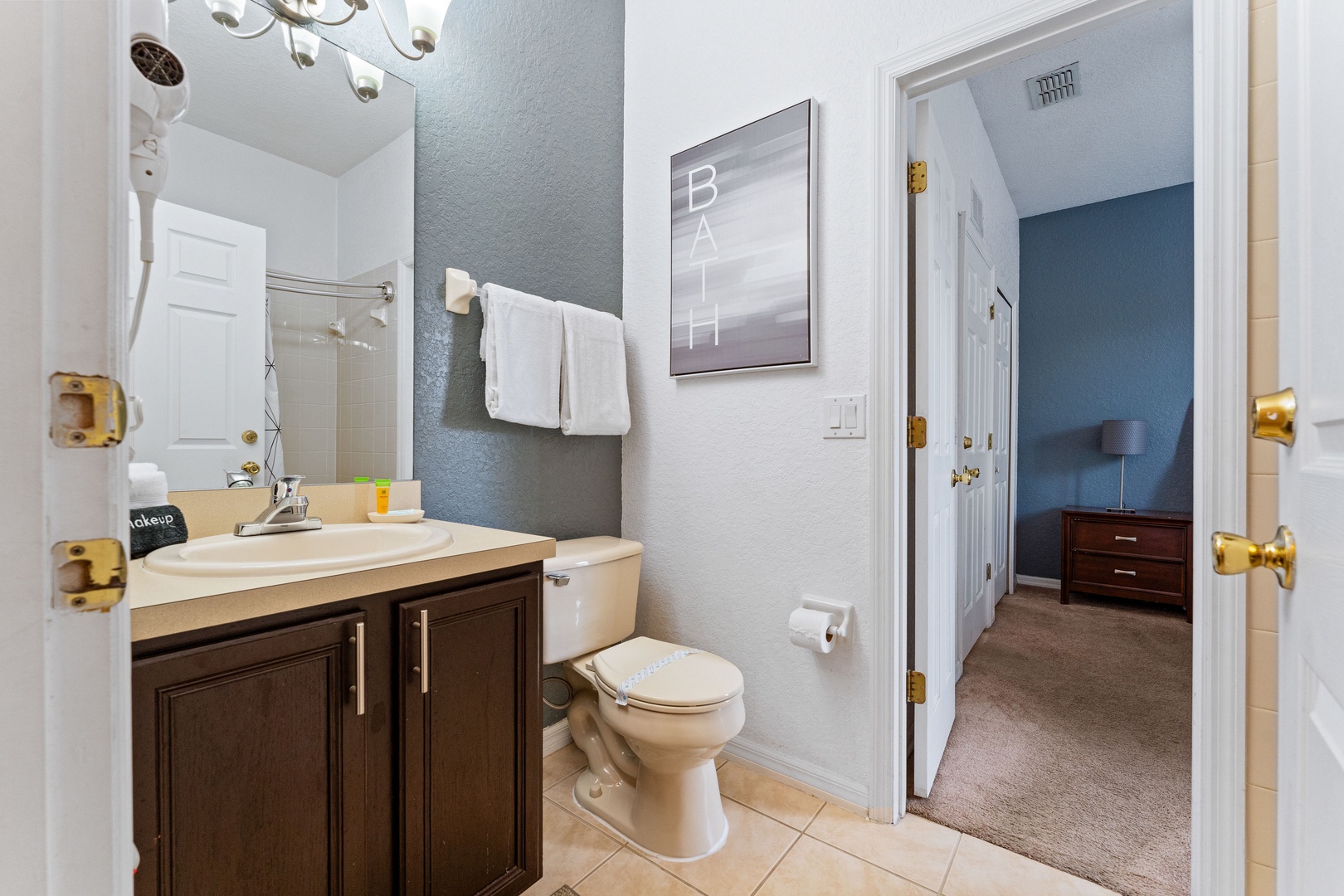 Ensuite bathroom with shower/tub combo