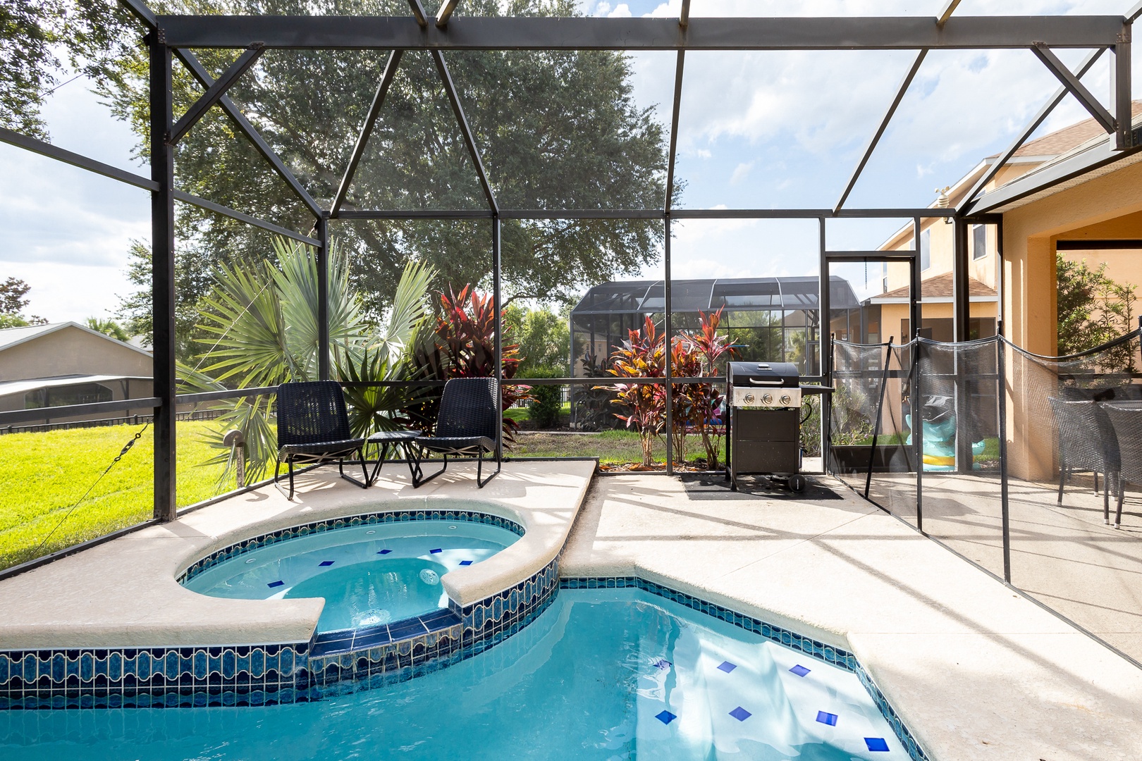 Orlando retreat: pool, hot tub, and lounge chairs under a serene lanai