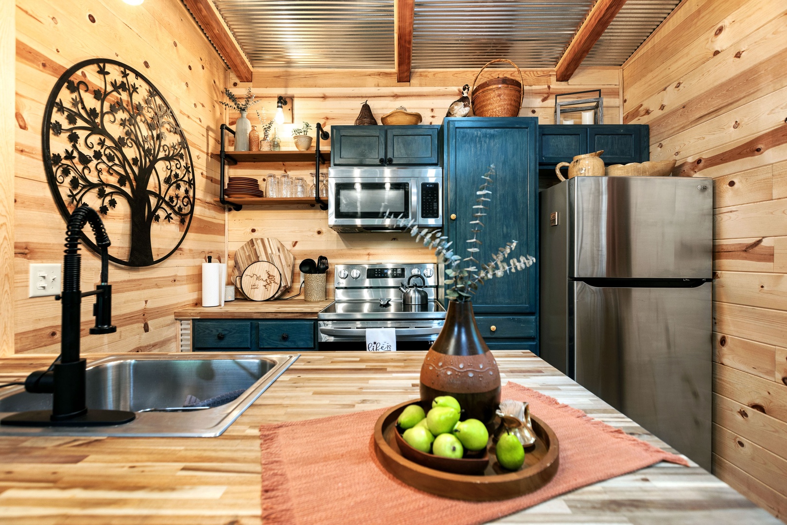 Cozy functional kitchen with everything you need to enjoy your stay