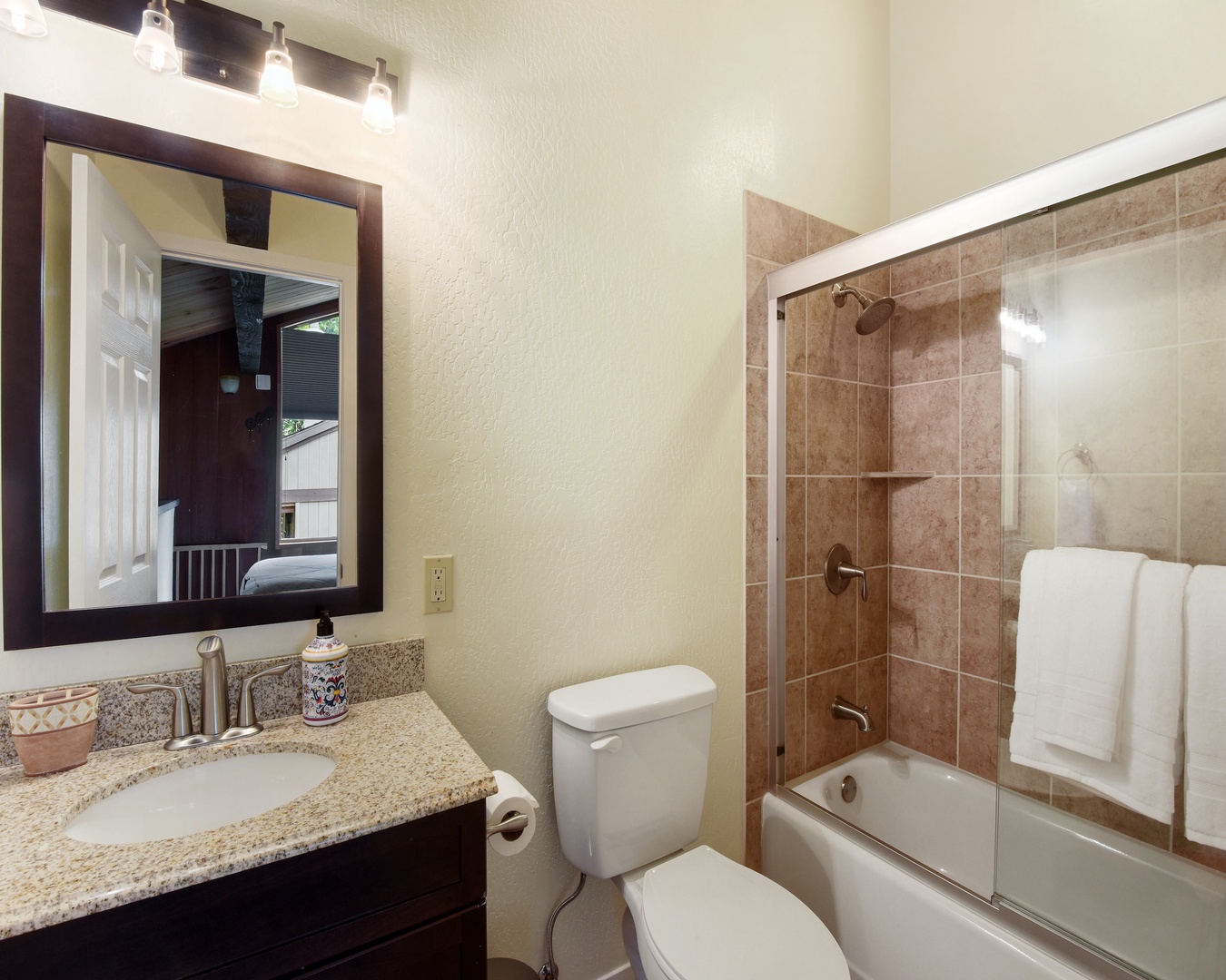 En suite bathroom with shower/tub combo