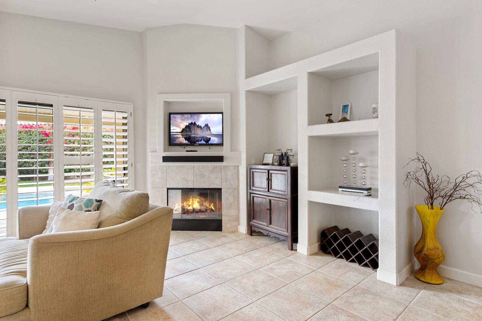 Living room with fireplace and SmartTV