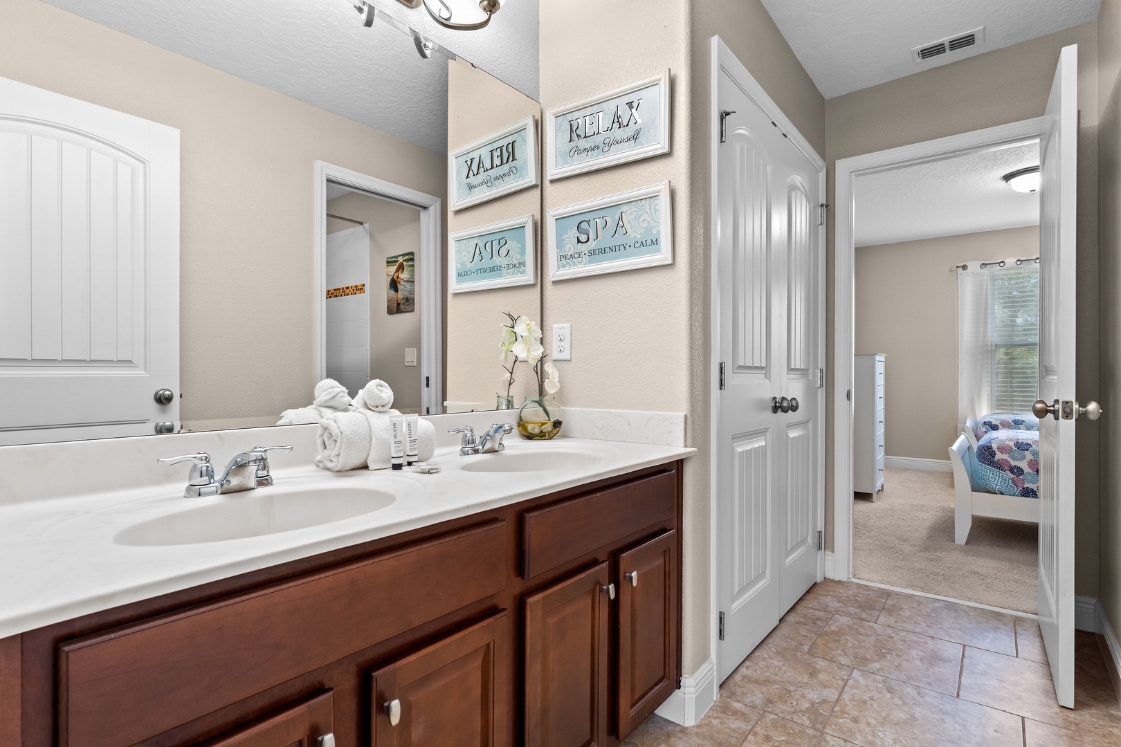 Jack & Jill ensuite with shower/tub combo