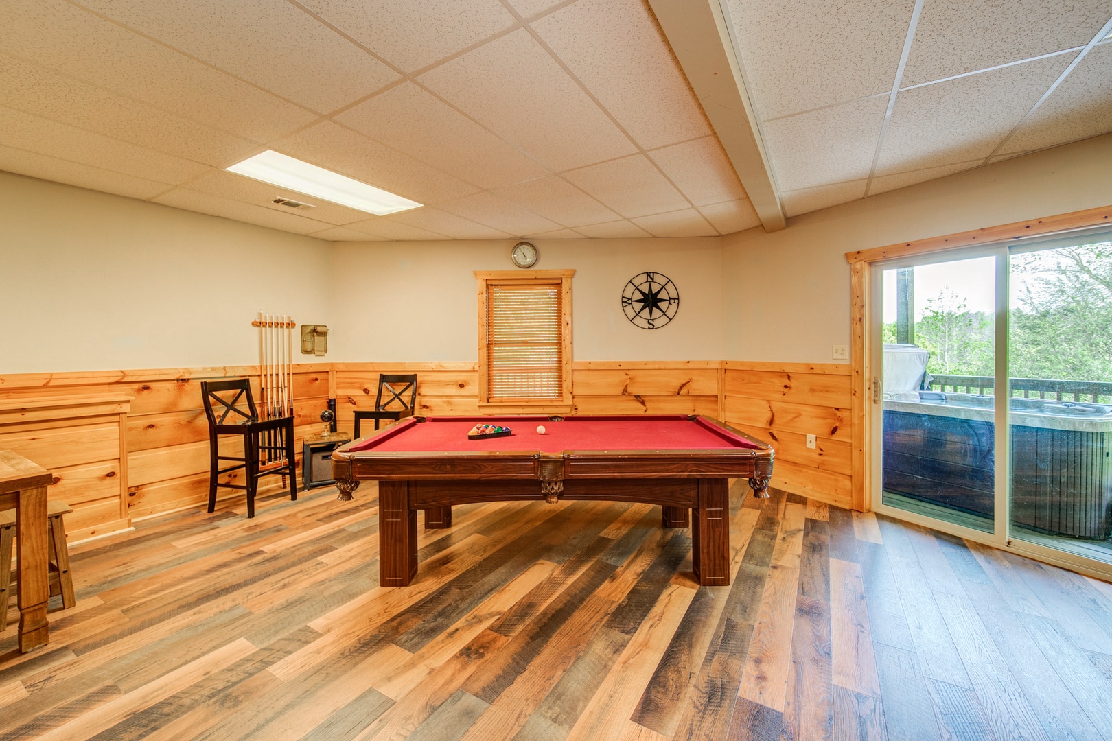 Recreational/ Game room with pool table