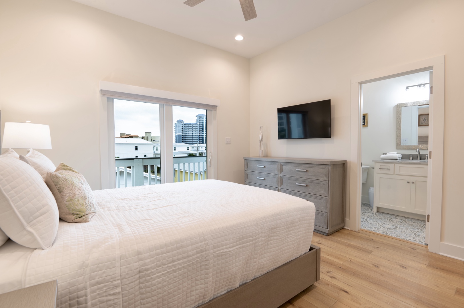 3rd floor - Bedroom 3 with Queen bed, Smart TV, balcony, and en-suite
