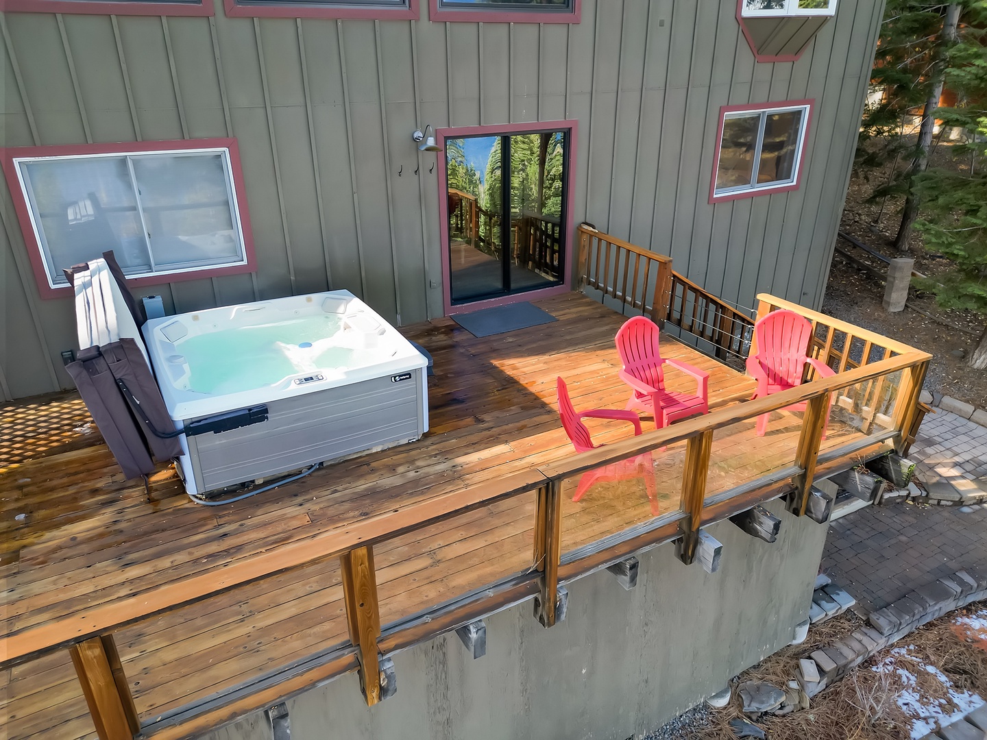 Patio w/ hot tub