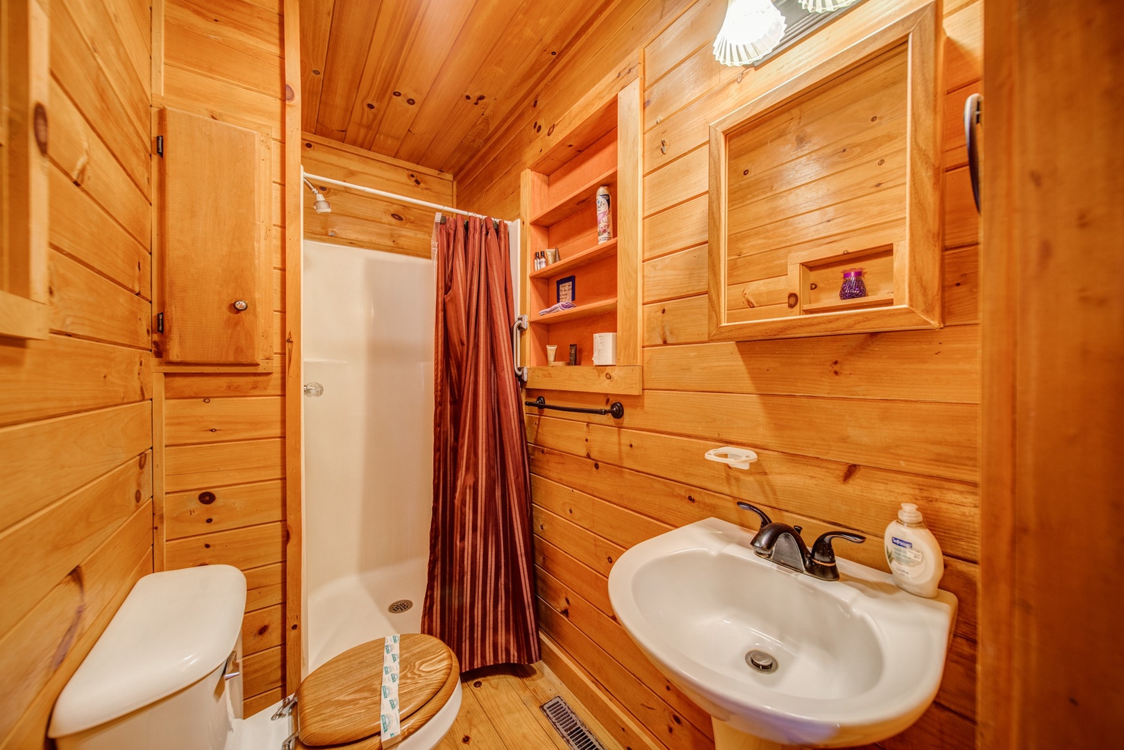 (Main Cabin) First Floor En Suite Bathroom with Single Vanity & Shower