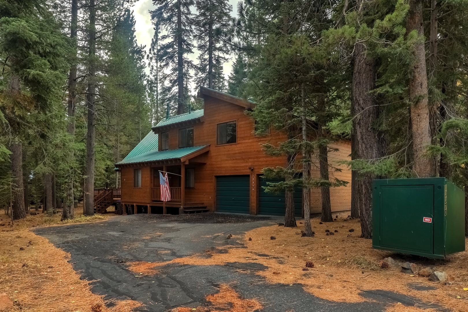 3 garage and 3 driveway parking spots, only 25 minutes to Northstar Resort