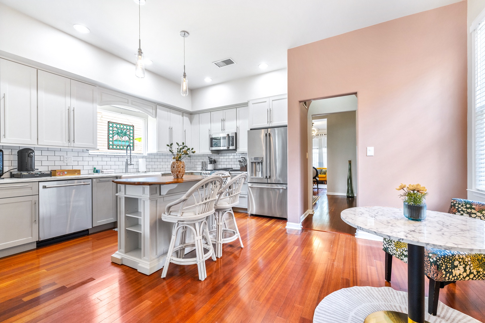 Additional counter seating and fully equipped kitchen