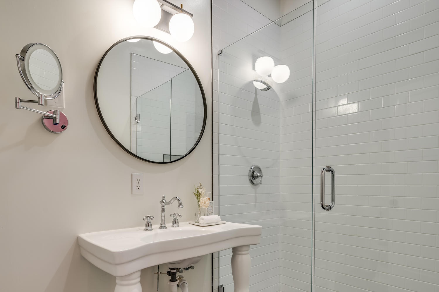 Suite 103 – The Accessible 1st Floor Chandelier Canopy En Suite offers a Single Vanity with makeup mirror and Roll-In Glass Shower