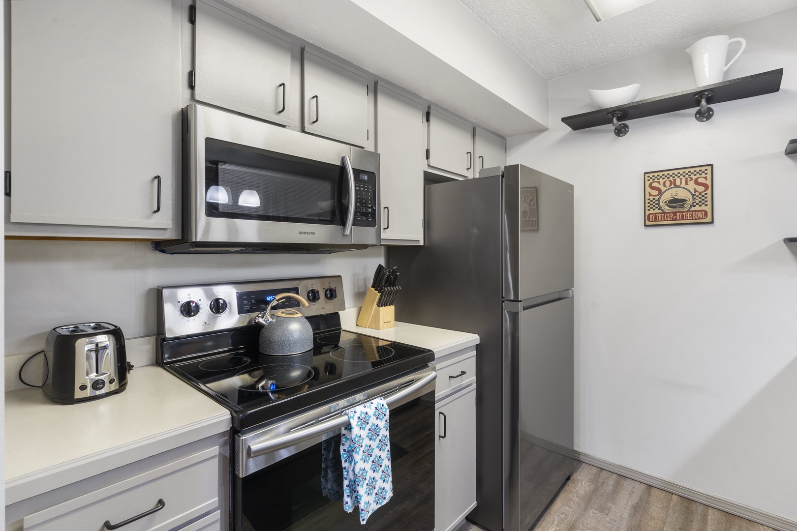 Unit #4 Fully furnished and equipped kitchen