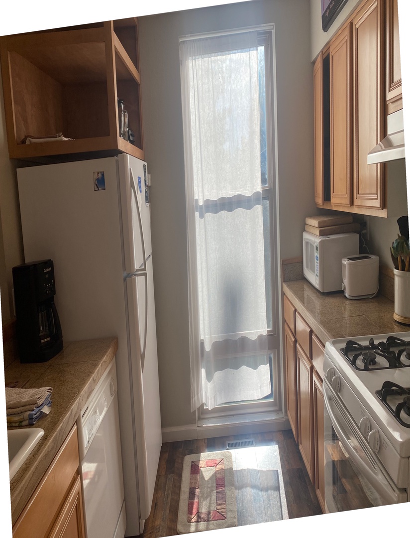 Fully equipped kitchen w/ toaster, drip coffee maker, slow cooker, blender, spices, and more!