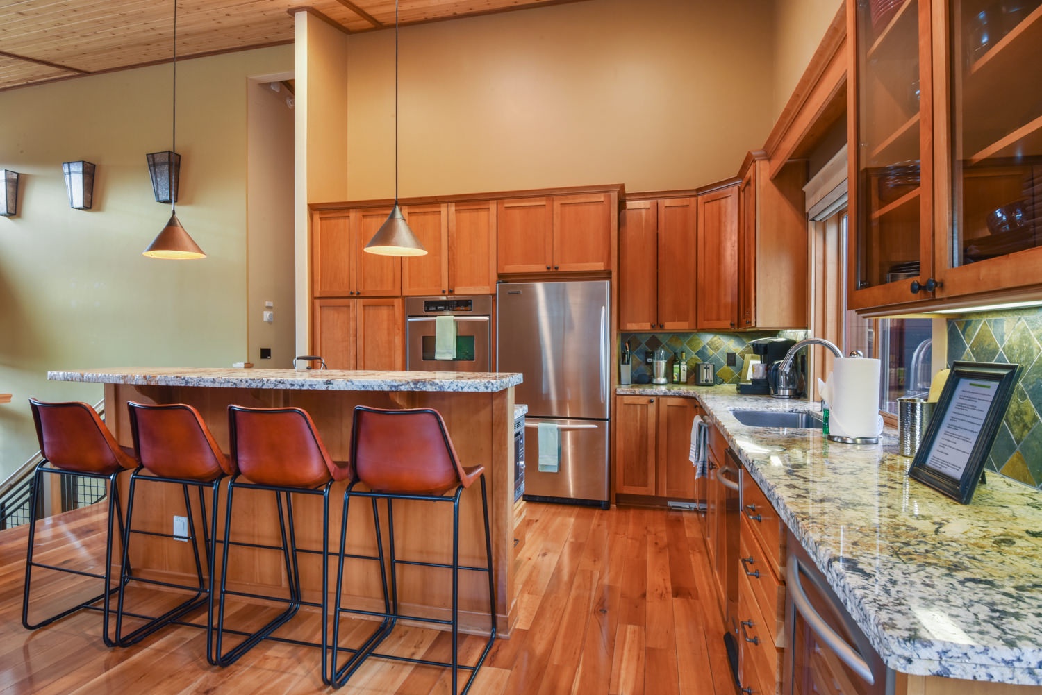 Additional counter seating and fully equipped kitchen