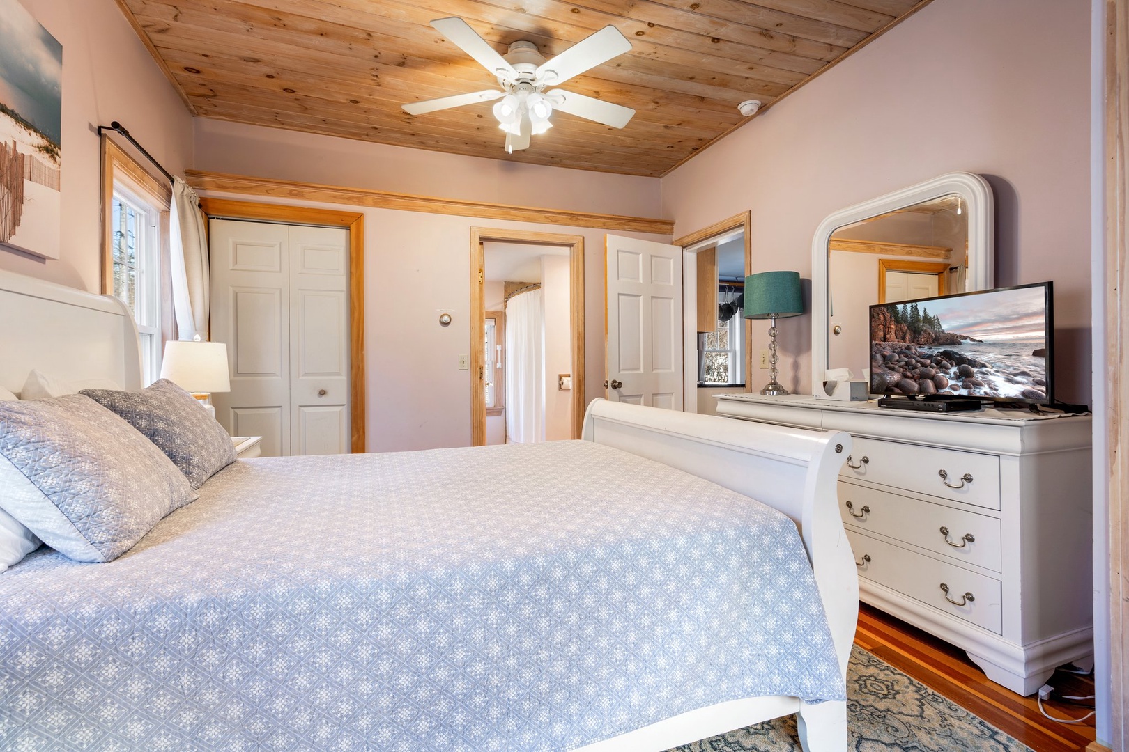 This queen suite features a private ensuite bathroom & ceiling fan