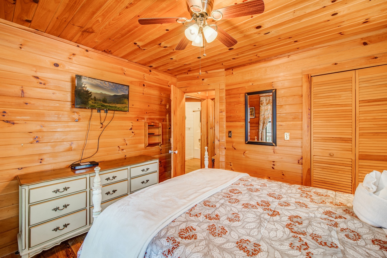 (Main Cabin) Charming First Floor Full Bedroom with TV