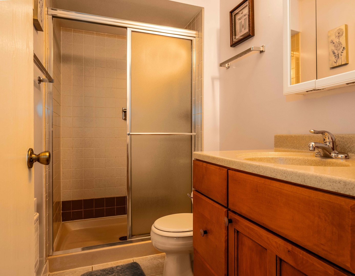 Shared bathroom 1 with stand-up shower