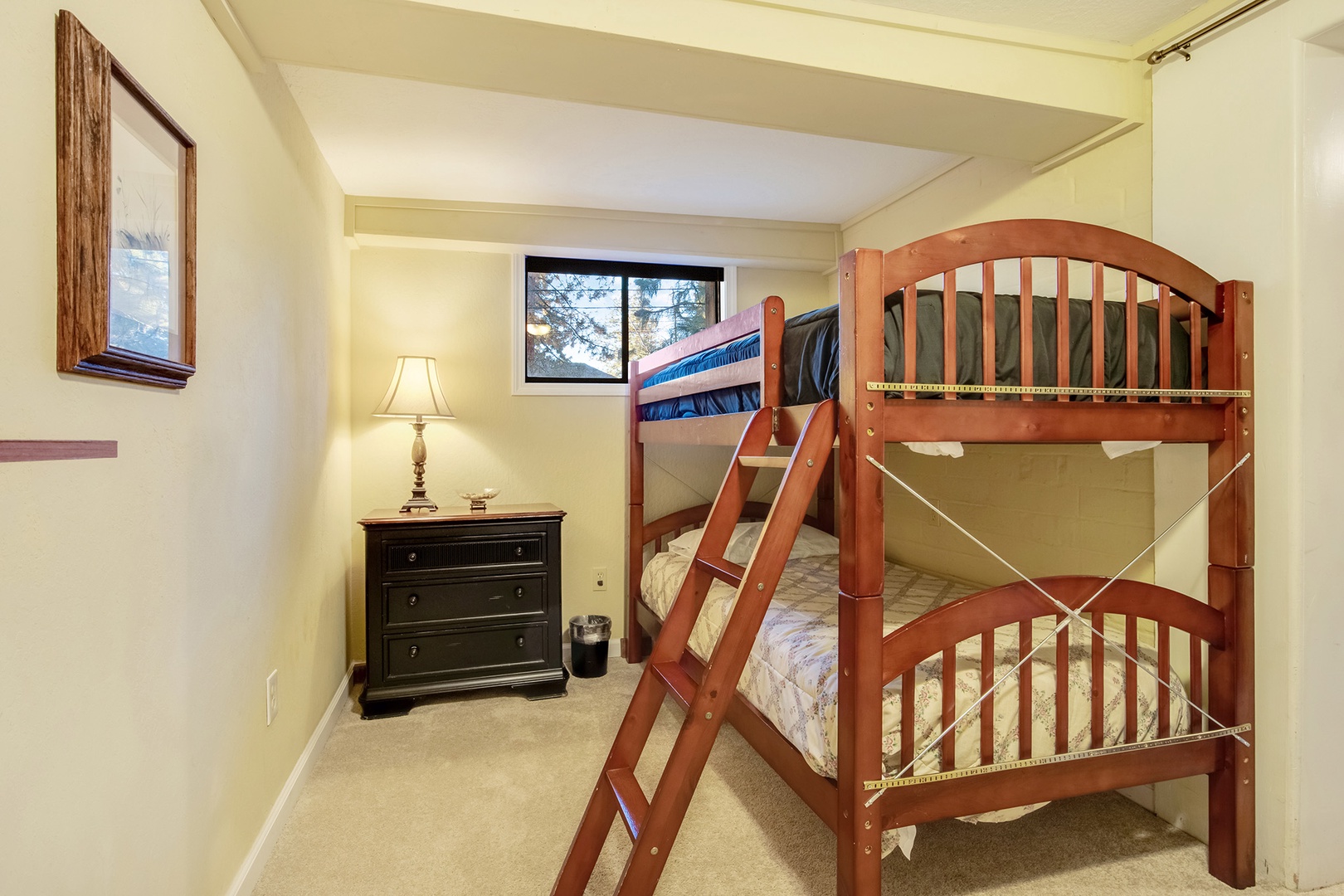 3rd bedroom: Twin bunkbed great for kids