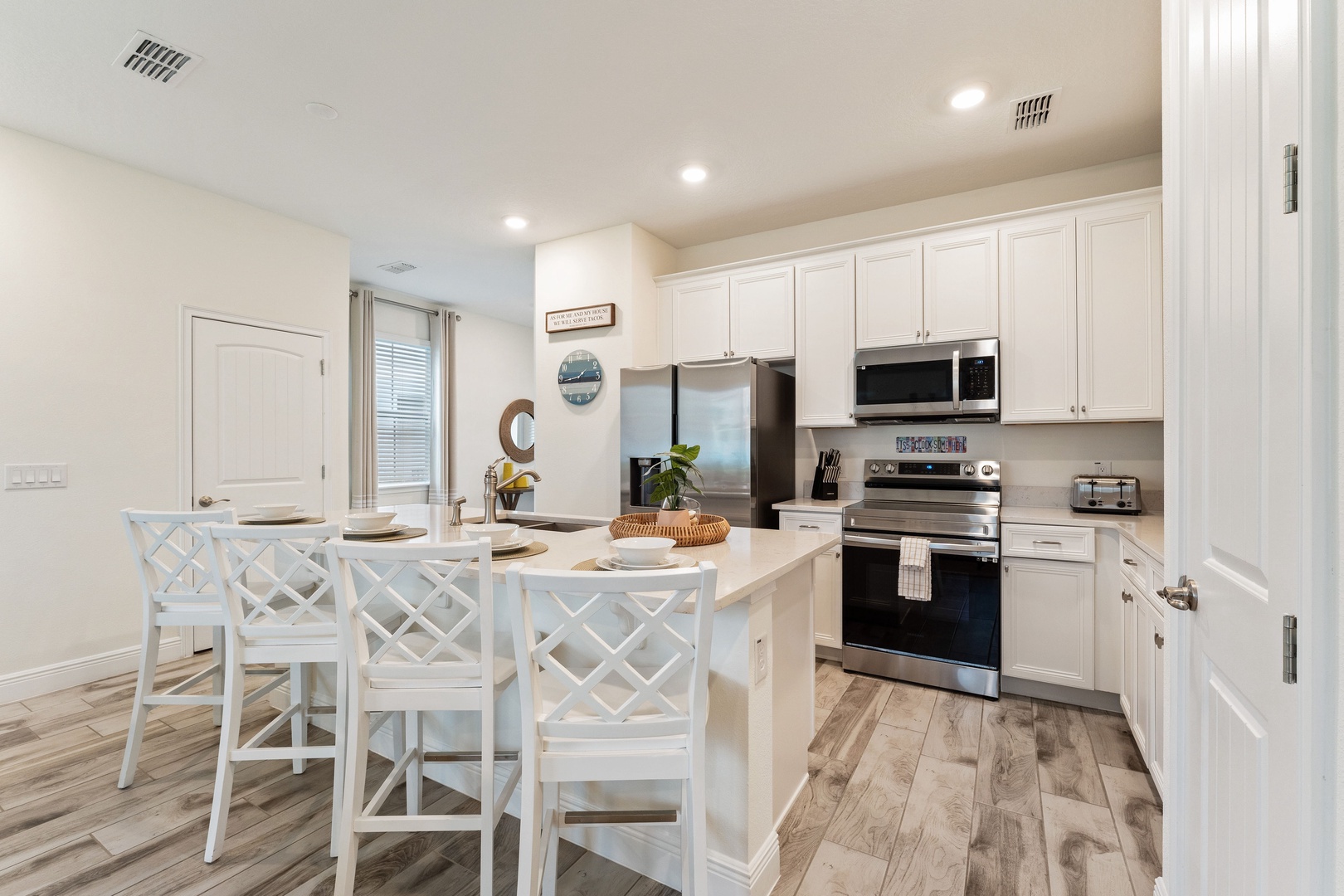 Kitchen bar counter with seating for 4