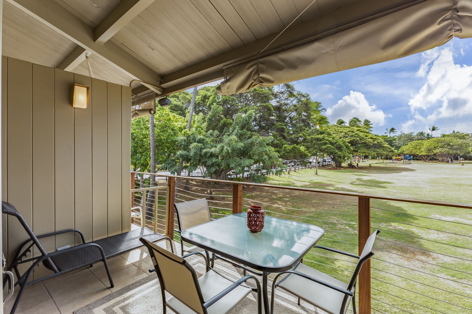 Outdoor dining on the lanai for up to 4