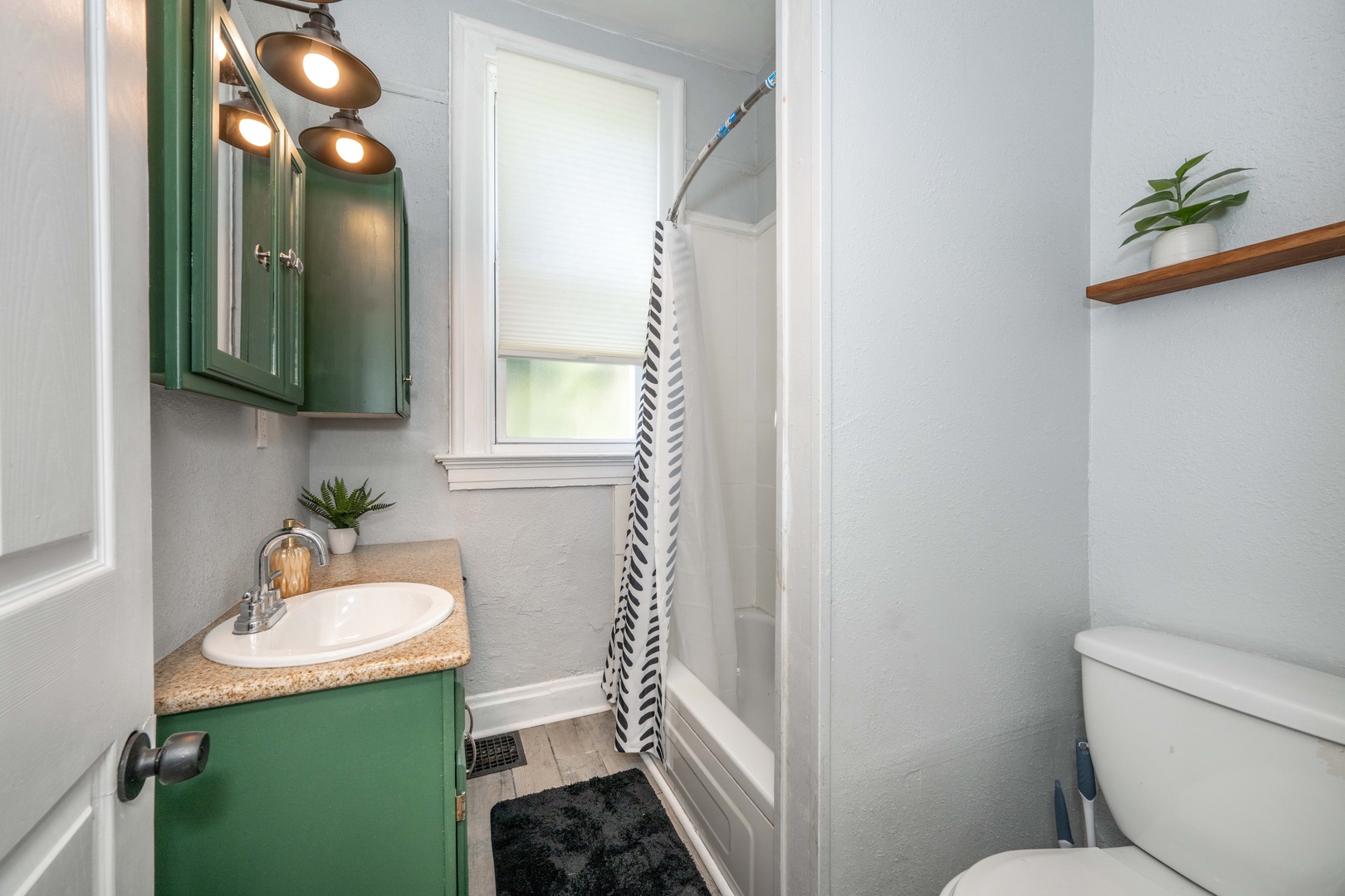 A large single vanity & shower/tub combo await in the full bath